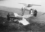 Vraket efter civilt flygplan Junkers A 50ce Junior, med registrering SE-ACI ligger vid slipen på Lindarängens flyghamn efter haveri den 13 september 1930. Folksamling på slipen.