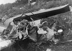 Närbild av vraket efter civilt flygplan Junkers A 50ce Junior, med registrering SE-ACI ligger vid slipen på Lindarängen efter haveri den 13 september 1930.