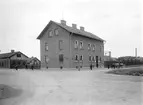 År 1897 startades Linköpings nya gasverk i stadens norra utkant. Det tidigare gasverket låg opassande centralt på Sankt Larsgatan. Bilden visar kontorsbyggnaden i hörnet av dåvarande Bangårdsgatan och Fabriksgatan.