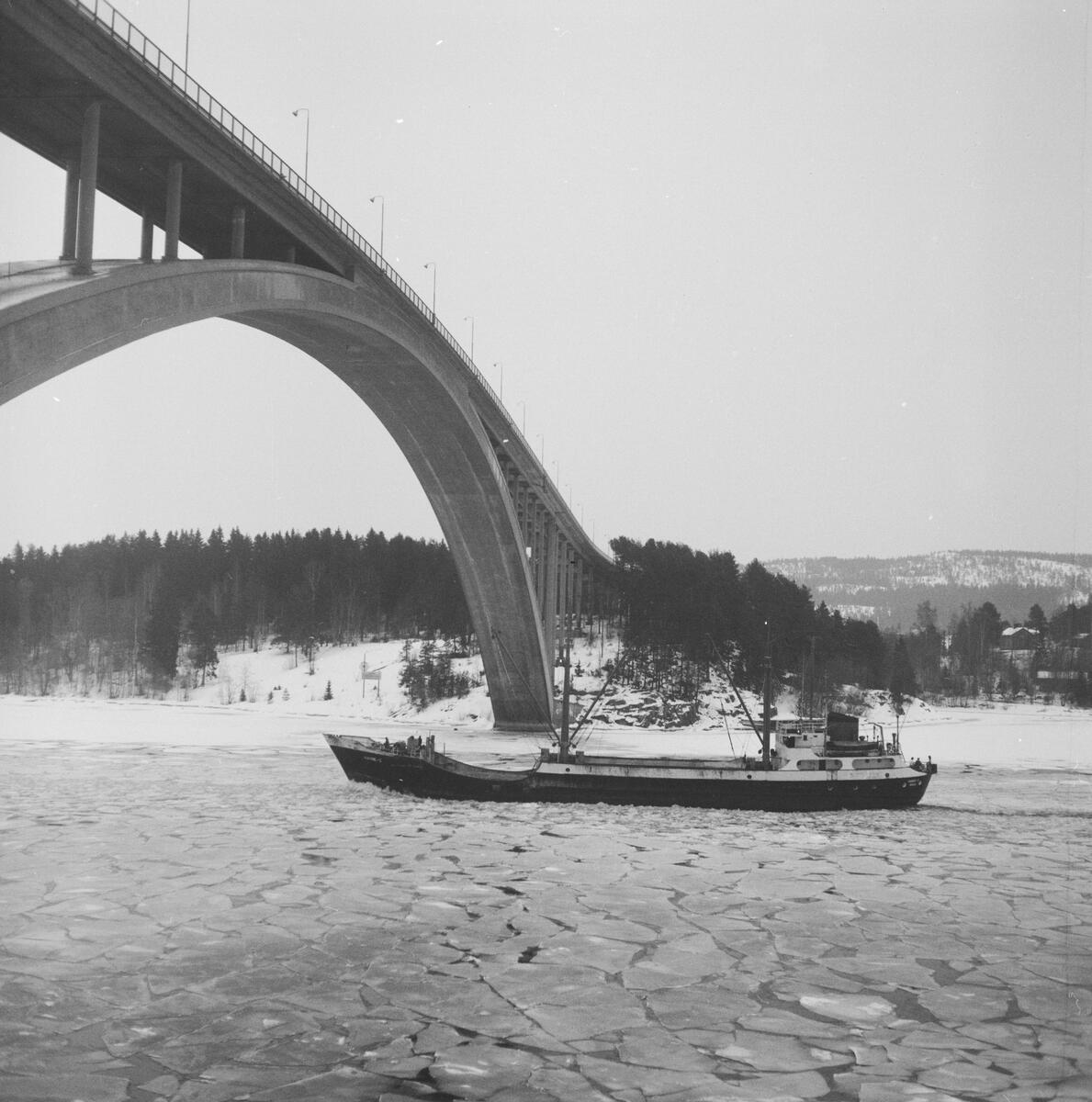 Fartyget Hanne-S vid Sandöbron