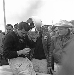 Bonnier tar på sig störtkrukan. Gelleråsen, Karlskoga. 1960-
