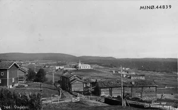 utsikt mot Vingelen kirke og Ousta-tunet hvor Sara Oust ble født