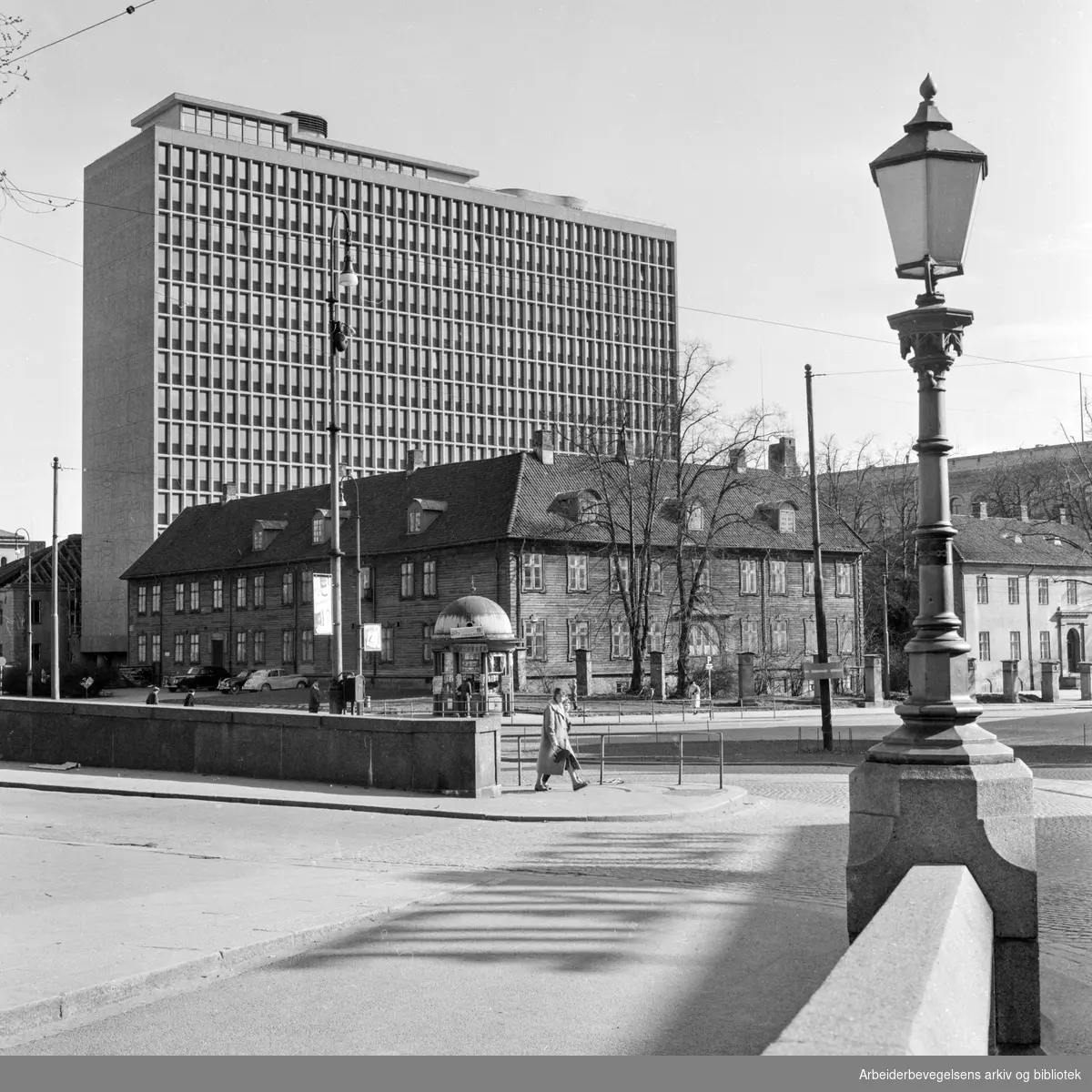 Empirekvartalet, Regjeringsbygningen og Arne Garborgs plass, sett fra trappa ved Trefoldighetskirken. April 1959.
