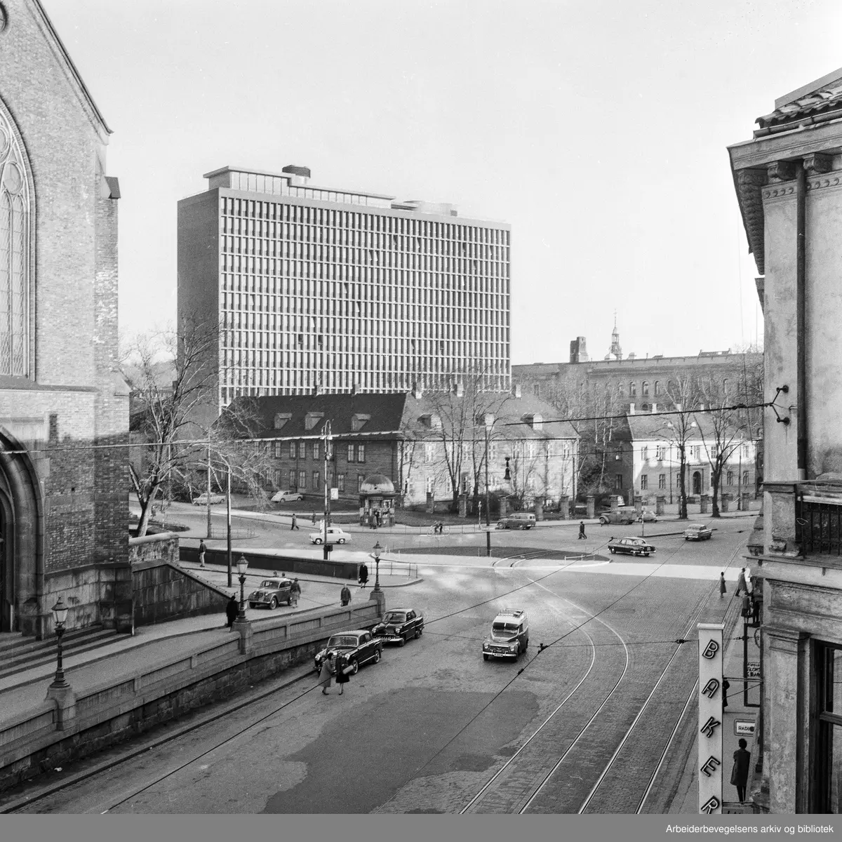 Empirekvartalet, Regjeringsbygningen og Arne Garborgs plass, sett fra Akersgata. April 1959.
