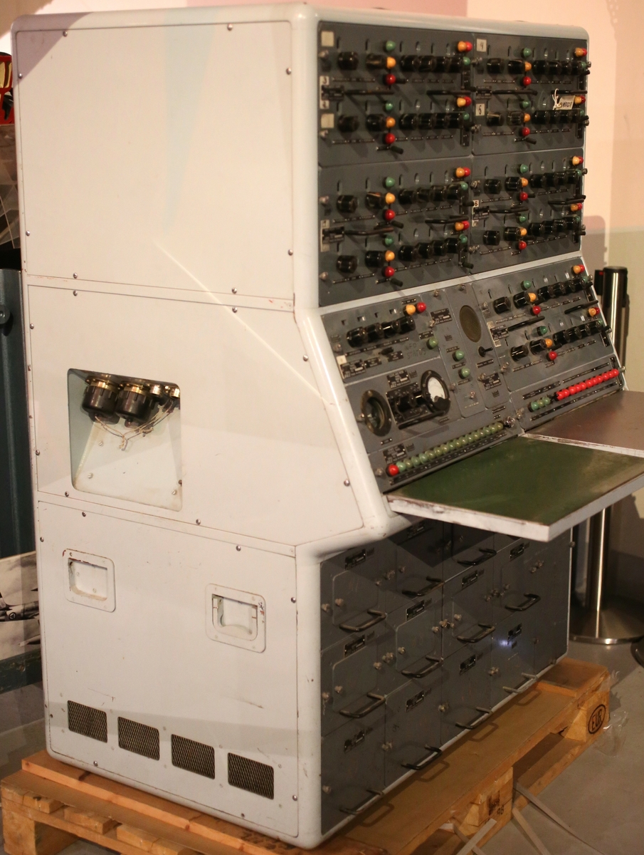 Konsoll med flere lamper i grønn, gul og rød farge. Konsollet har 10 like delpaneler hvor inntil 10 "Raid" kan settes inn. Inneholder også panel for "Air Situation Report".