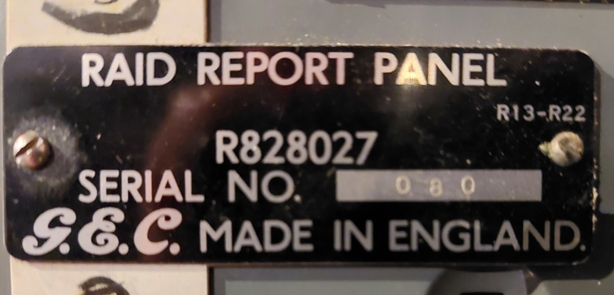 Konsoll med flere lamper i grønn, gul og rød farge. Konsollet har 10 like delpaneler hvor inntil 10 "Raid" kan settes inn. Inneholder også panel for "Air Situation Report".
