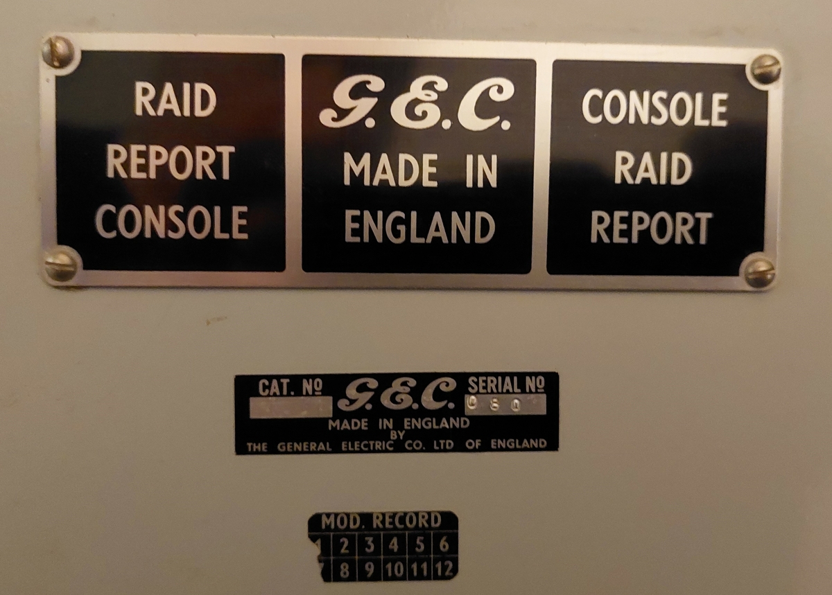 Konsoll med flere lamper i grønn, gul og rød farge. Konsollet har 10 like delpaneler hvor inntil 10 "Raid" kan settes inn. Inneholder også panel for "Air Situation Report".