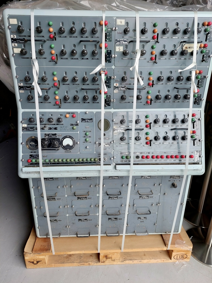 Konsoll med flere lamper i grønn, gul og rød farge. Konsollet har 10 like delpaneler hvor inntil 10 "Raid" kan settes inn. Inneholder også panel for "Air Situation Report".