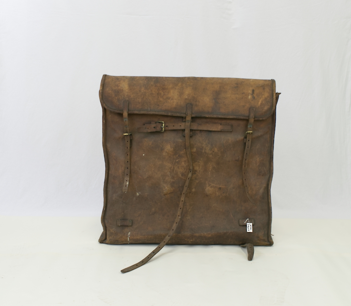 Sammeleggbart tegnebrett med treibeint stativ til feltbruk. Brettet oppbevares i en skinnransel. Brettet er en kvadratisk treplate med med et oppspent lerretsstoff på den ene siden. 

Skissepapiret kan festes til lerretet med nåler eller stifter. Brettet kan festes til en sammenleggbart og regulerbart stativ med tre bein. Festeanordning i messing. Beinene har messingspisser i endene.