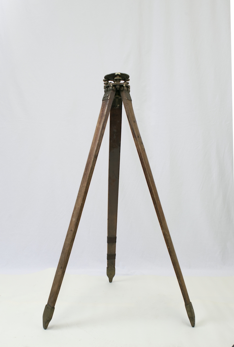 Sammeleggbart tegnebrett med treibeint stativ til feltbruk. Brettet oppbevares i en skinnransel. Brettet er en kvadratisk treplate med med et oppspent lerretsstoff på den ene siden. 

Skissepapiret kan festes til lerretet med nåler eller stifter. Brettet kan festes til en sammenleggbart og regulerbart stativ med tre bein. Festeanordning i messing. Beinene har messingspisser i endene.