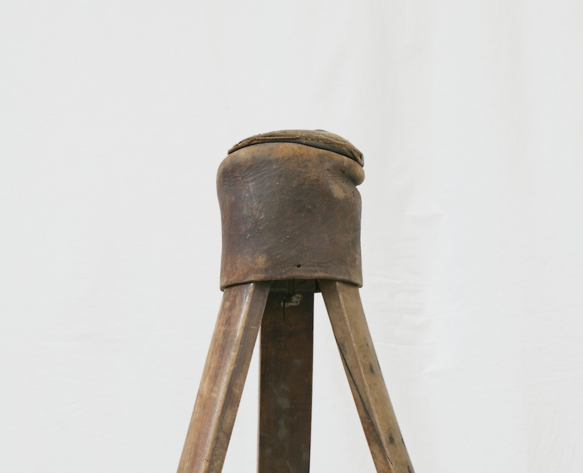 Sammeleggbart tegnebrett med treibeint stativ til feltbruk. Brettet oppbevares i en skinnransel. Brettet er en kvadratisk treplate med med et oppspent lerretsstoff på den ene siden. 

Skissepapiret kan festes til lerretet med nåler eller stifter. Brettet kan festes til en sammenleggbart og regulerbart stativ med tre bein. Festeanordning i messing. Beinene har messingspisser i endene.