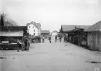 Vy över gamla torget i Kisa, som fram till omkring 1920 användes för marknader och andra allmänna sammankomster. Det vita, reveterade huset var huvudbyggnad till Garvaregården, uppfört 1893 genom garveriets dåvarande ägare Johan August Anderssons försorg.