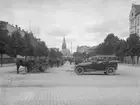 Nedre delen av Stortorget.
Torghandel, hästar och bilar.