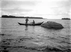 Två fiskare med nät i roddbåt (hjälmarsnipa).
Beställnings nr: LS-125.