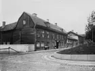 Kyrkogatan norrut från Nikolaigatan.
Tvåvånings bostadshus, Lindhska boktryckeri. Borgarstugan och krogen Vasakällaren.
Reproduktion efter en bild tagen omkring 1900.
Till vänster Kyrkogatan 6, 4, 2.