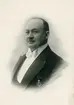 Porträtt av Emil Karlsson, inspektor på Valla gård under åren 1909-1934. Efter pensionering inflyttade han till Linköping och antog i sambandet nytt efternamn i Liliemark. Sent i livet, kort före sin död 1939, gift med Alva Liliemark, född Nyström.