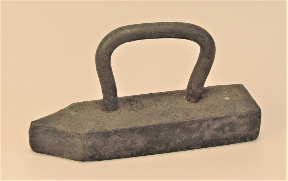 Gåva av skräddare N P Sjödins änka. 