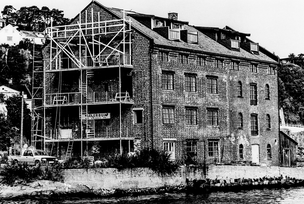 Etter Sol Trikotasje ble nedlagt i 1974 ble den ombygd til  leiligheter. Restaurant i første etasje.  Verandaer bygges her.