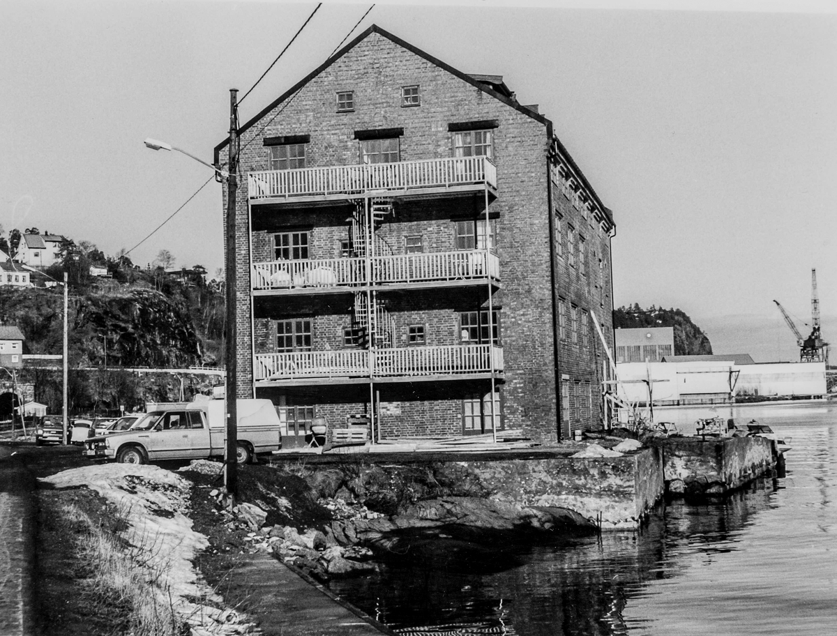 Etter Sol Trikotasje ble nedlagt i 1974 ble den ombygd til  leiligheter. Restaurant i første etasje.  Verandaer bygges her.
