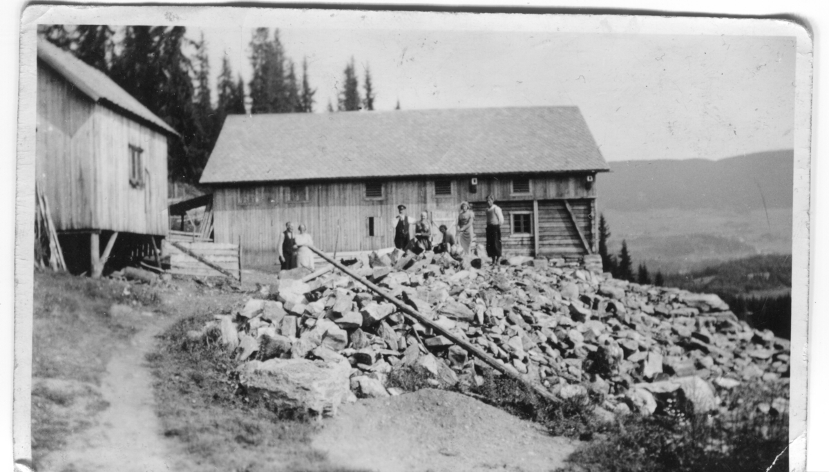 Steinmuring mellom gardshusa på Haugtun.