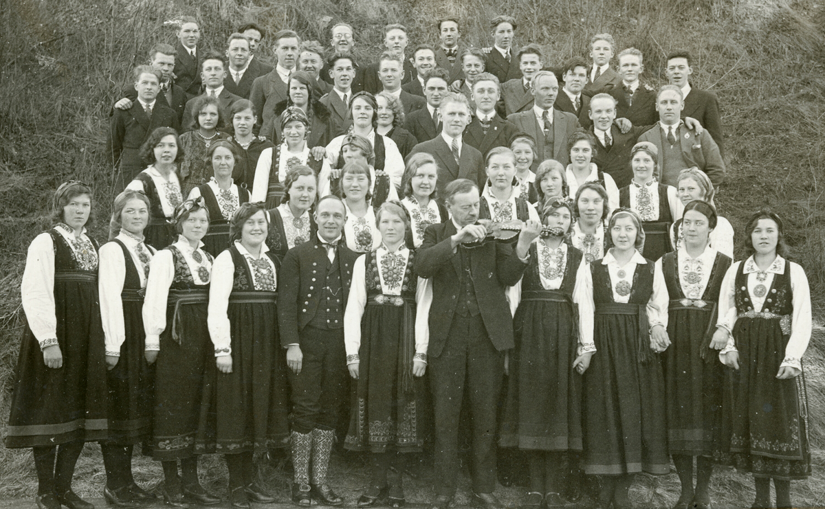 Gruppe ungdommar med spelemann.  Spelemannen er Einar Lund