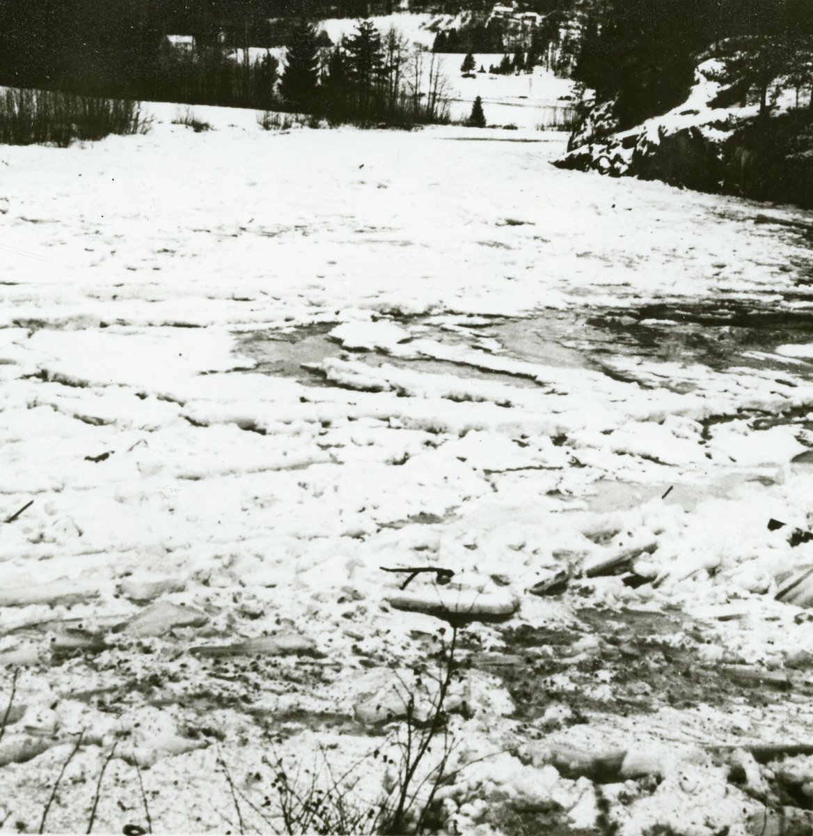 Bilde frå ein rapport om forholda ved Bø-elva om vinteren.  bilda er tatt vintrane 1973-74 og 1974-75.  Rapporten kom i 1975.  
