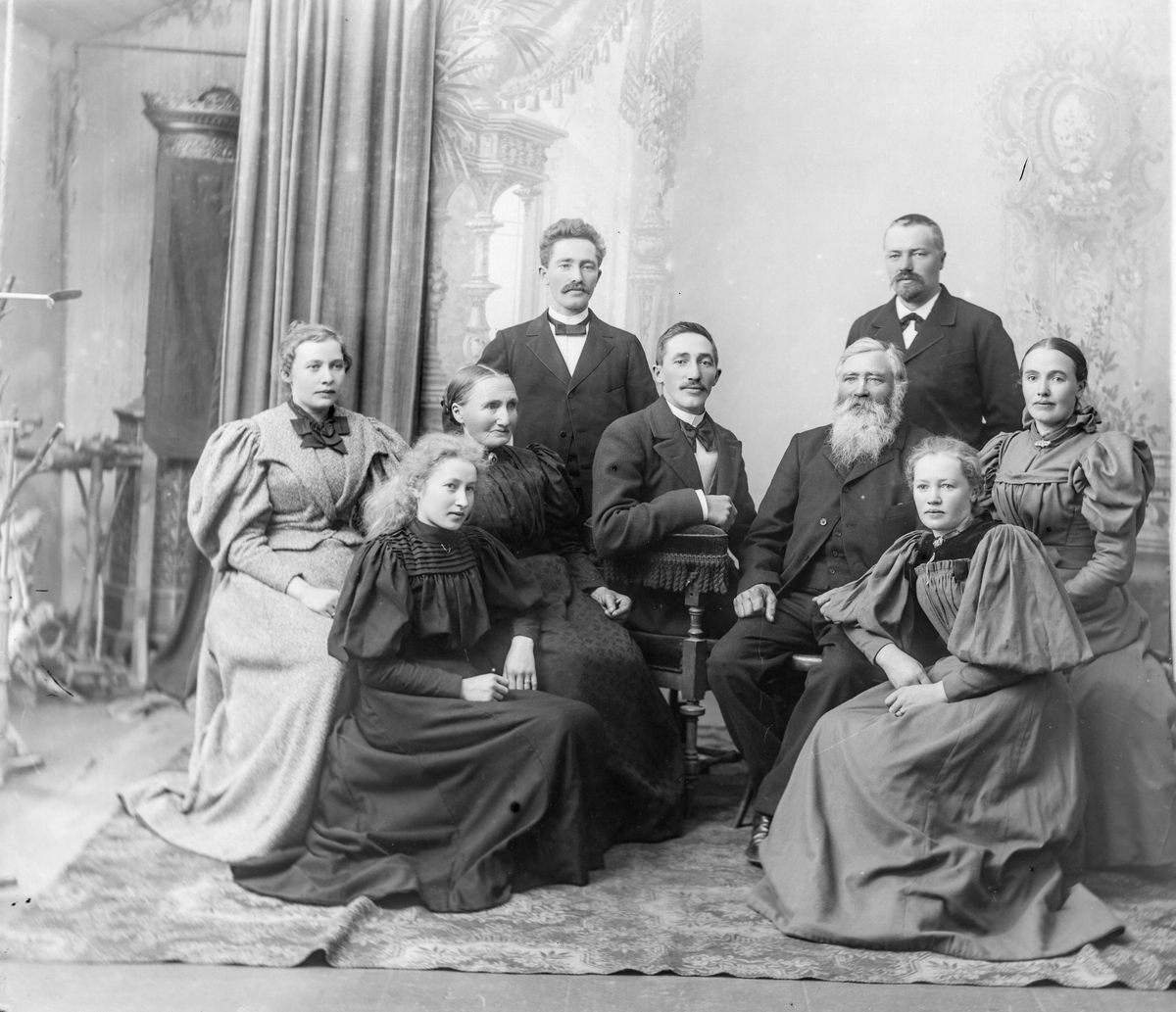 Familien Sandvold, Gjøvik
Peter Pedersen Sandvold, f. 03.10.1836, Biri Jørgine Eriksdatter Sandvold, f. 03.01.1836, Gran Edvard, f. 01.11.1864 Peter Mauritz, f. 09.10.1866 Mathilde, f. 29.12.1868 Pauline, f. 09.02.1871 Johan, f. 31.03.1873 Anna, f. 26.07.1875 Petra Jørgine, f. 14.04.1879