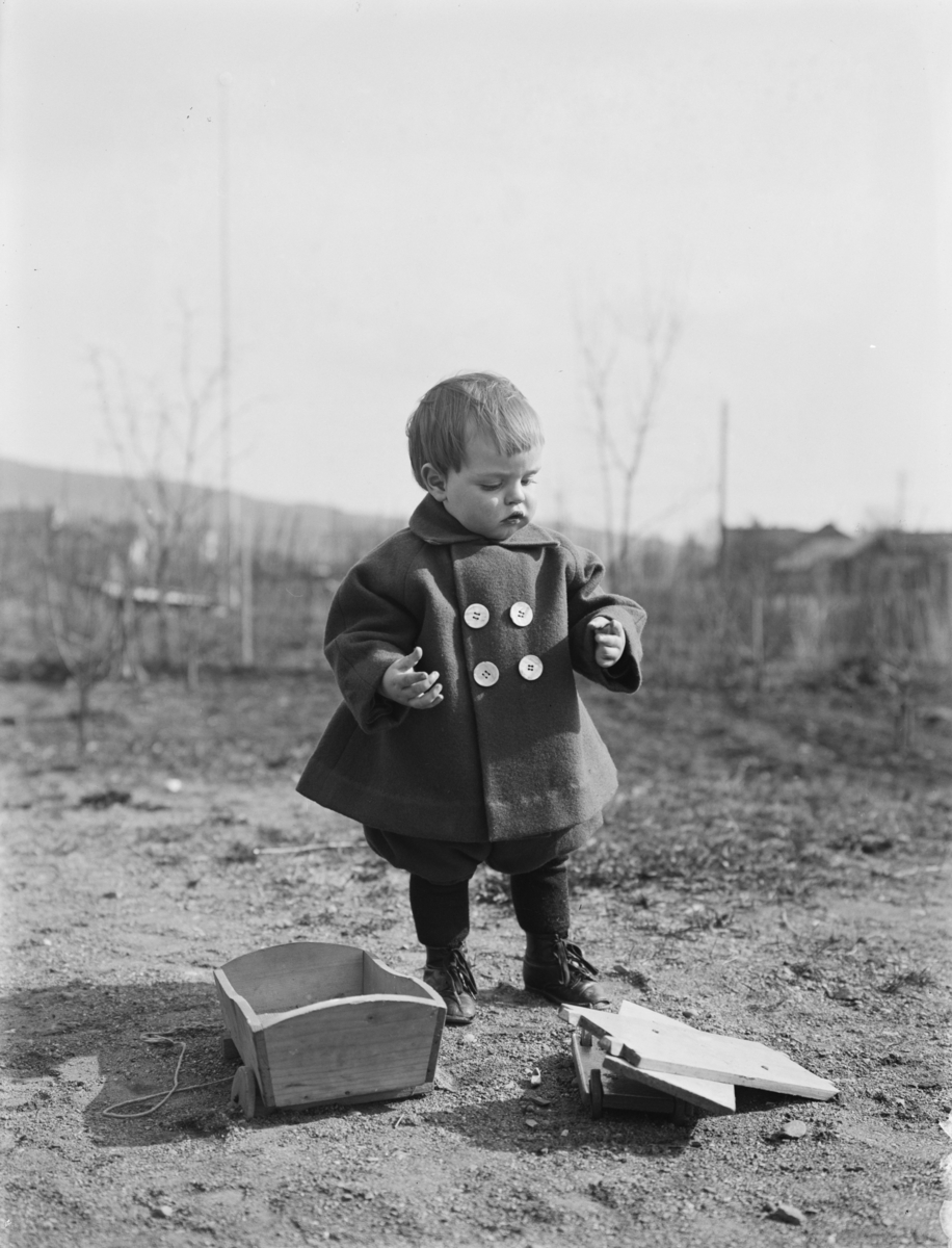 Ikke skannet. Liten gutt. Gunnar er biltt skitten på fingrene.