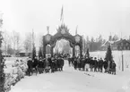 Den 19 januari 1903 fick Boxholm besök av landshövding Ludvig Douglas. Även om visiten sades vara av privat natur slöt samhället upp och gav länets styresman ett storslaget mottagande. Motalaposten skrev; Nästan hela samhället var illumineradt. I en ståtlig äreport, genom hvilken de åkande passerade, brunno brukets initialer B. B. i elektriskt ljus, två större båglampor samt flere smärre lågor kantade vägen fram mot disponentens bostad. Musikkåren Verdandi mötte vid äreporten och hälsade med: 