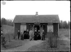 Familj framför bostadshus