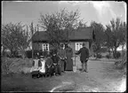 Familj framför bostadshus