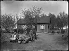 Familj framför bostadshus