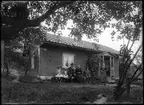 Familj framför bostadshus