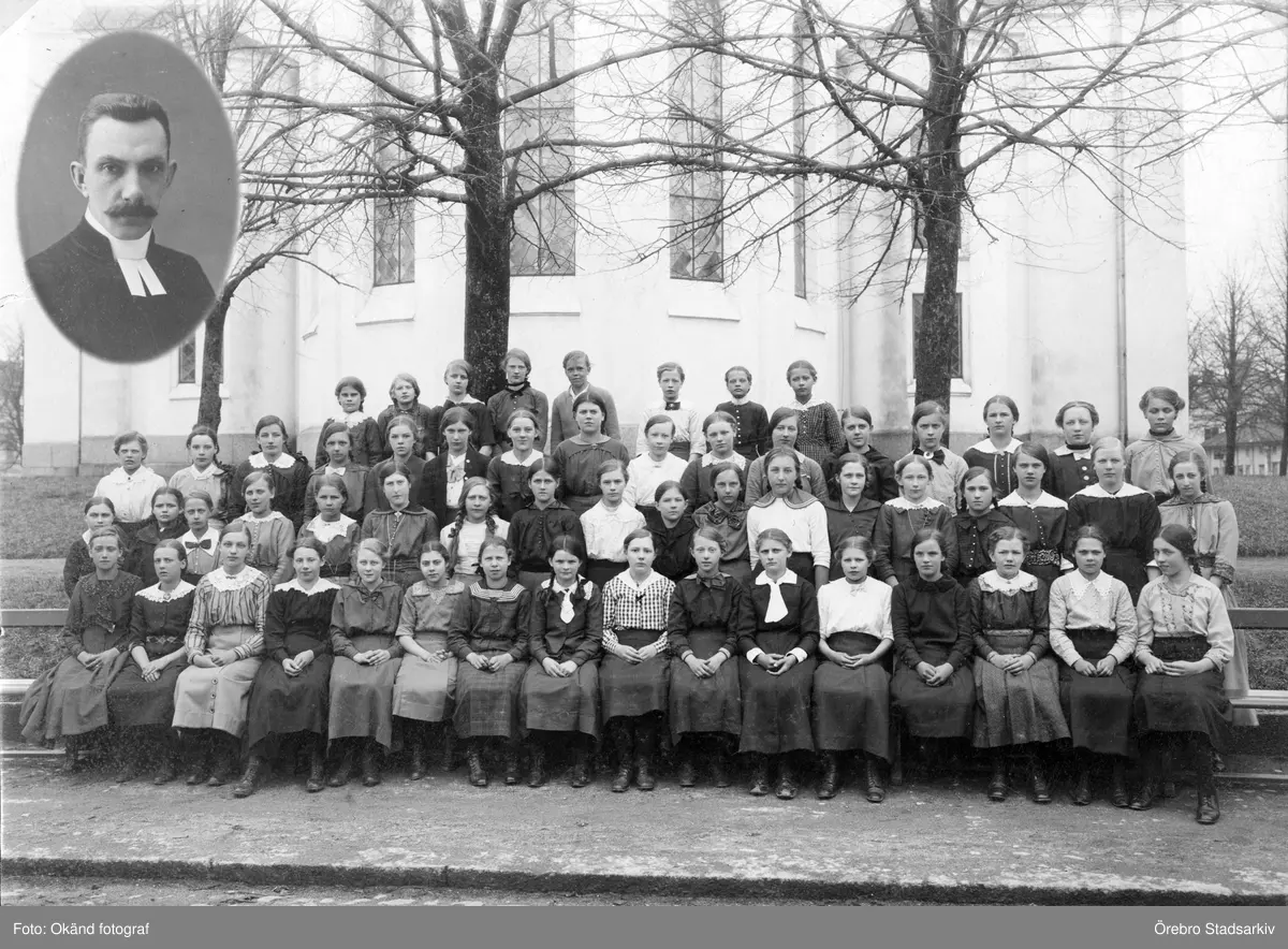 Konfirmationsgrupp

Första raden från vänster: nummer nio Elsa Bergman (född Lindkvist född 1902-06-24 i Nora)