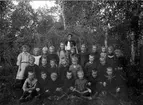 Småskolans två klasser läsåret 1906-07 i Bondsjö (stadens skola hörnet Ådalsvägen - Vinkelgatan); Lärarinna fröknen Anna Berström; Lärjungar i första raden från vänster: Einar Zetterlund, Hjalmar Östlund, Gunnar Sjöblom, Einar Höglund, Helge Dahl, Ruben Rosengren, Gustaf Gustafsson. Andra raden från vänster: Tre bröder Schönström, Albert Olsson, Emil Englund, Osvald Wallin, Robert Sundvik.; Tredje raden från vänster: Hildur Berström, Emelie Lundqvist, Nanny Häggström, Ingrid Lagerberg, Göta Roth, Alma Nydahl, Svea Östman, Hana Wänglund, Olga Boström, Svea Andersson, Signe Wänglund. Uppgiftslämare Gustav Gustafsson. Fotograf: Th Bergström