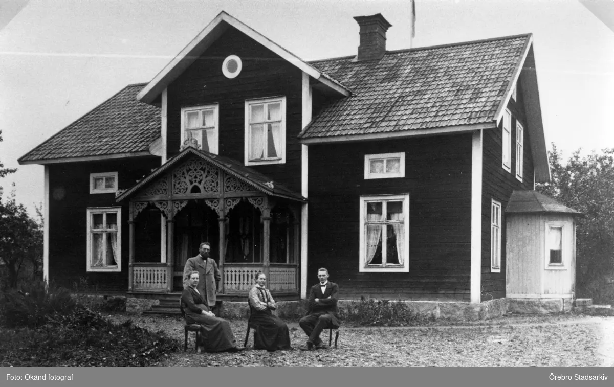 Familj på gårdsplan

Från vänster: Hustru Augusta Larsson, maken Gustaf Larsson, dottern Amanda Bergman född Larsson, dottersonen Emil Eugén Bergman.