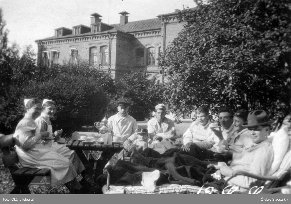 Patienter och sköterskor fikar i lasarettsparken