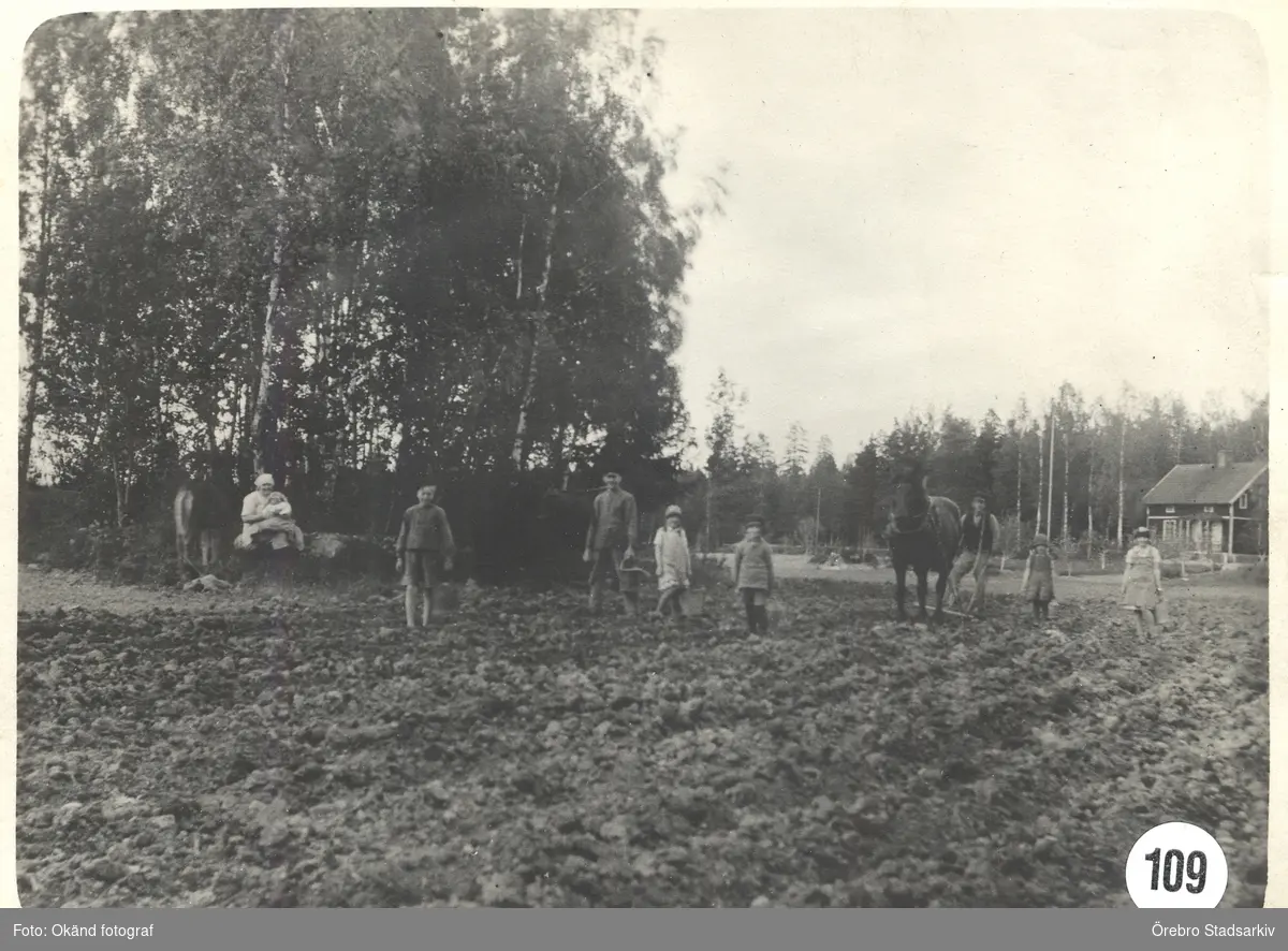 Plöjningsarbete

Mannen med hästen: Karl Samuel Führ, övriga okända