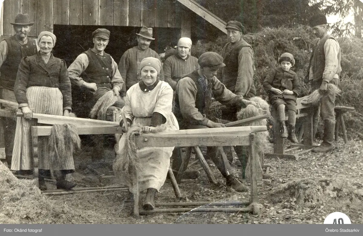 Linberedning på Södra gården

Bakre raden från vänster: Karl Leander Wessman, okänd, Herman Wessman, okänd, Ingrid Wessman, okänd, okänd, okänd. Sittande: Märta Wessman, okänd.