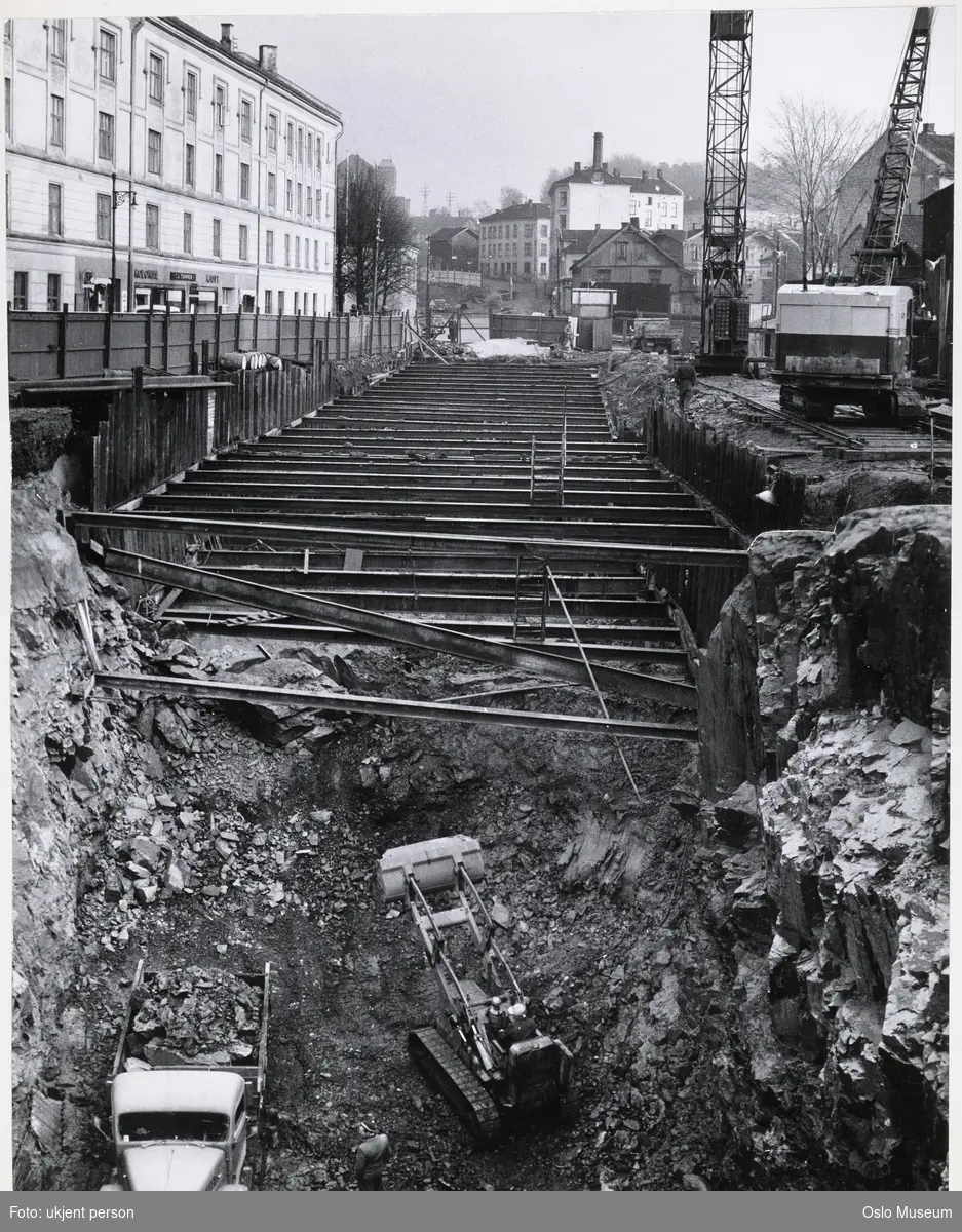 gravearbeid, T-banebygging, bulldozer, lastebil, bygårder, trehusbebyggelse