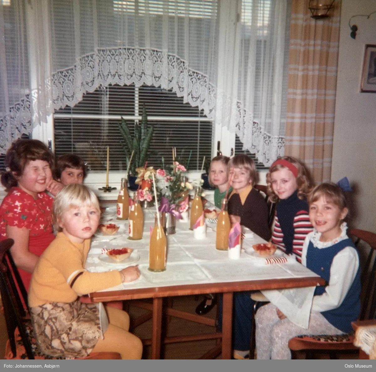 Private fotografier, barnebursdag, karneval, 17.mai, barndom, "søttitallet", drabantby, oppvekst