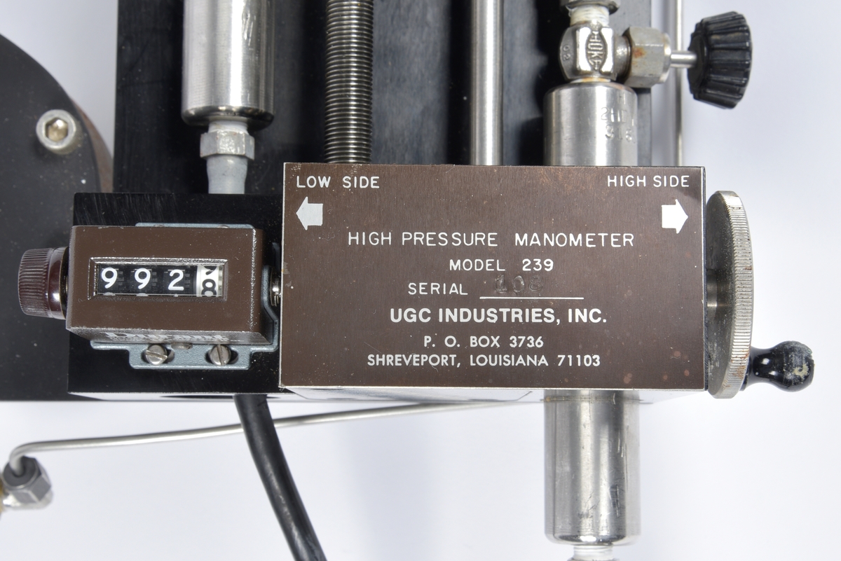 Manometer med stativ oppbevart i en koffert.