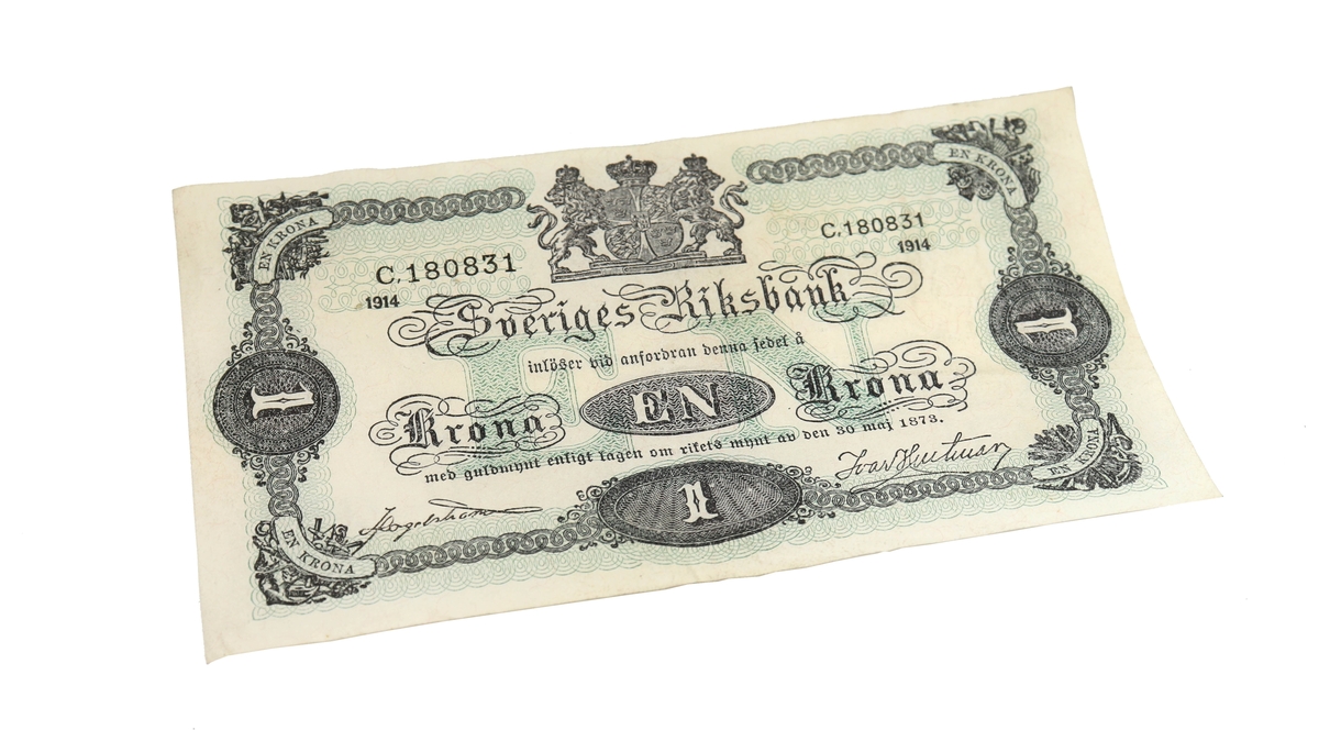 "En hälsning till upphittaren" - låda innehållande Gefle-posten, enkronasedel och ett brev från Fränkel & Bellander, 1914.