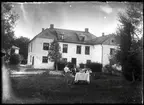 Familj framför bostadshus