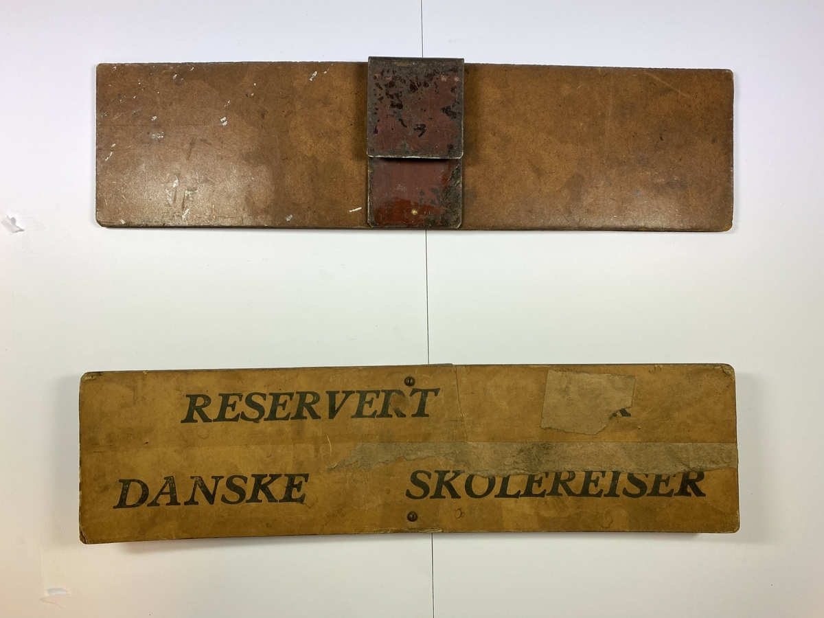 Skilt merket reservert for danske skolereiser. Danske skoleelever reiste med Setesdalsbanen fra Grovane til Byglandsfjord på slutten av driftstiden. 
