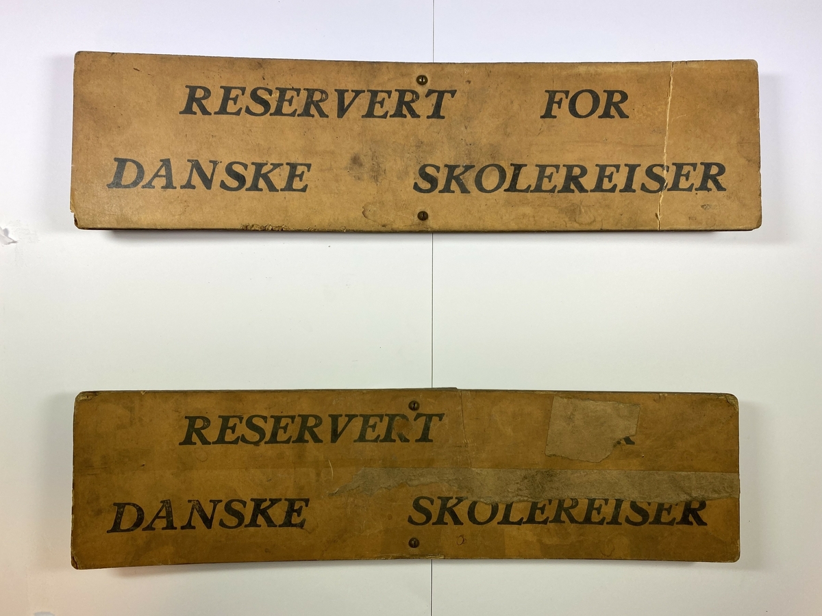 Skilt merket reservert for danske skolereiser. Danske skoleelever reiste med Setesdalsbanen fra Grovane til Byglandsfjord på slutten av driftstiden. 
