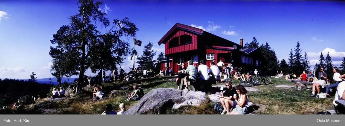 Skjennungstua, mennesker, turfolk, sykler, flagg