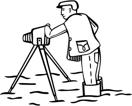 Sort-hvitt-tegning som viser en mann som står i vannet med kamera på et stativ.