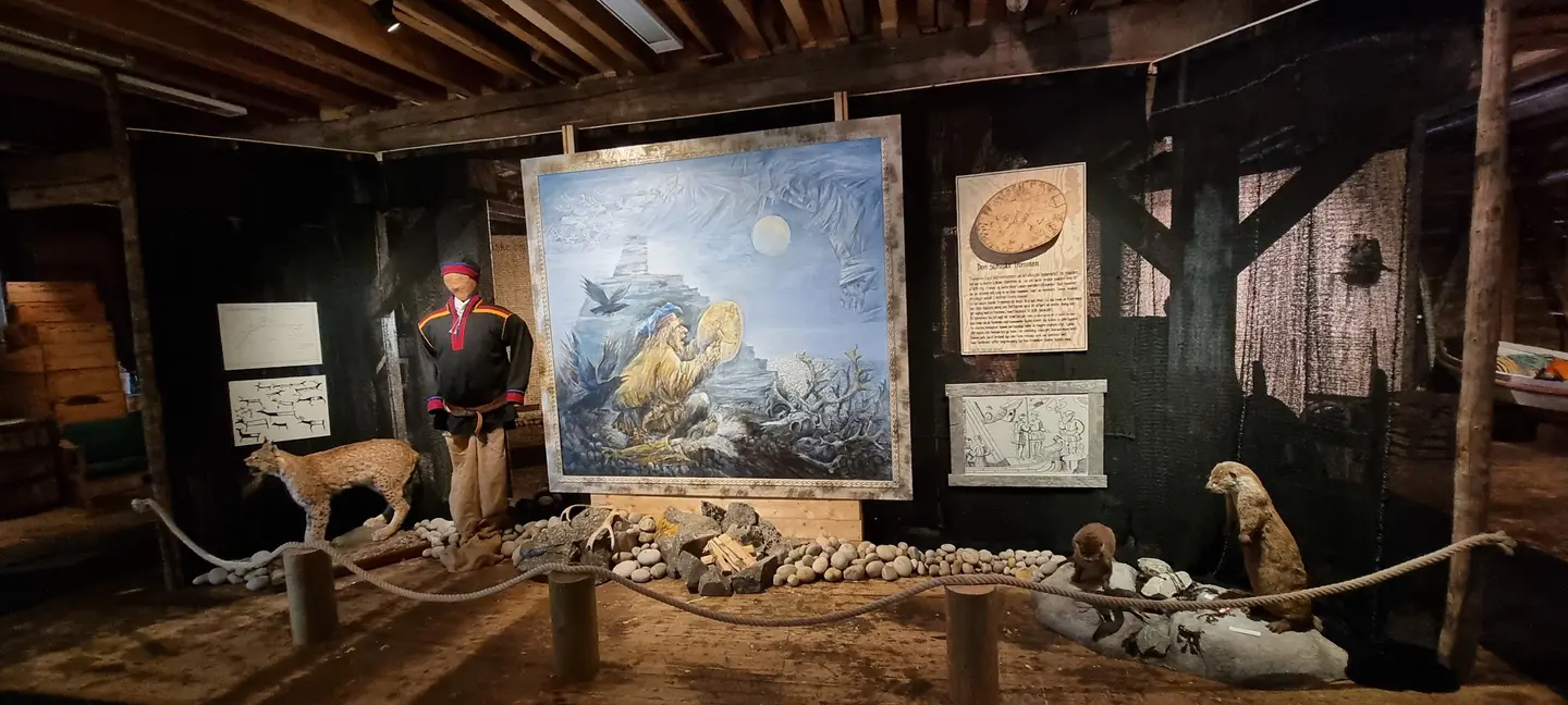 Hovedutstillinga ved museet: en dukke og utstoppede dyr.