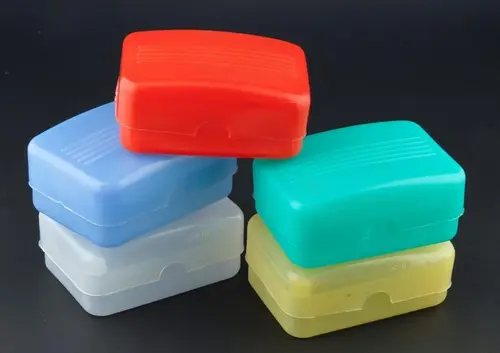 Bilde av ulike plastbokser i forskjellige farger